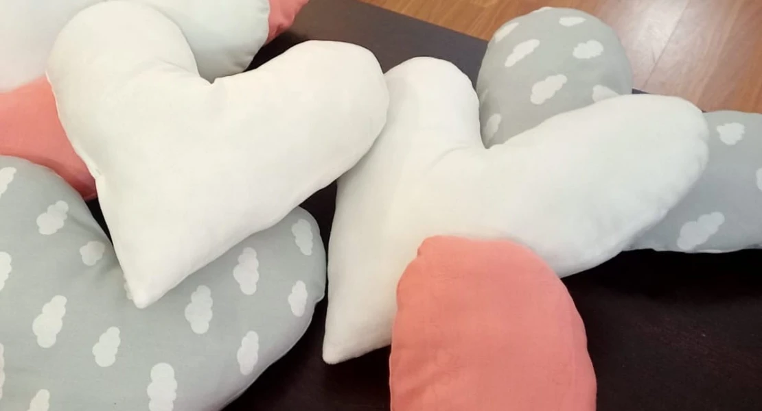 Extremeñas tejen corazones para pacientes operadas de cáncer de mama