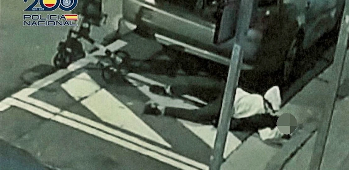 Una mujer finge un desmayo para simular un robo en plena calle