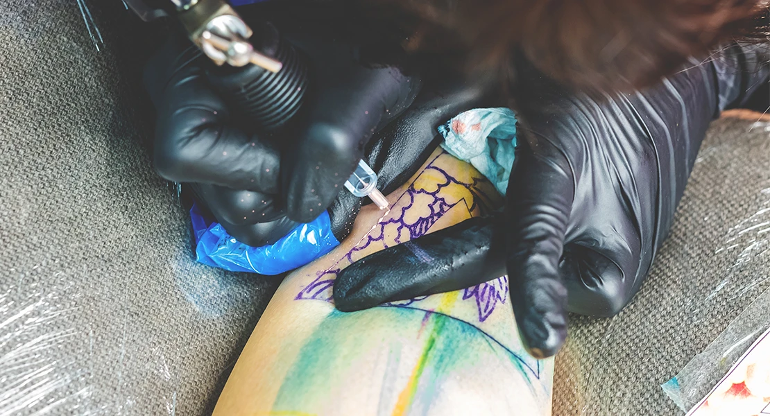 Cuidado si te haces un tatuaje a color: OCU advierte que en España no hay tintas autorizadas