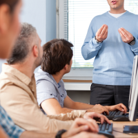 Becas y ayudas para que personas desempleadas participen en acciones formativas