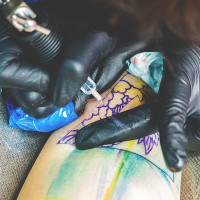 Cuidado si te haces un tatuaje a color: OCU advierte que en España no hay tintas autorizadas