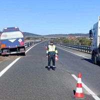 Un accidente obliga a cortar un carril en la A-66