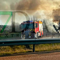 Sale ardiendo maquinaria junto a la A-5 dirección Mérida