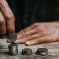 Pensionistas se oponen al aumento en el gasto militar: "Recortarán en servicios públicos y sociales"