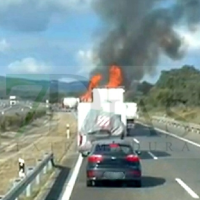 Corte en la A-66 tras el incendio de un tráiler: indican desvío alternativo