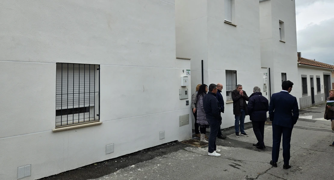 La Junta entrega tres nuevas viviendas y hará lo mismo con otras 56 en verano
