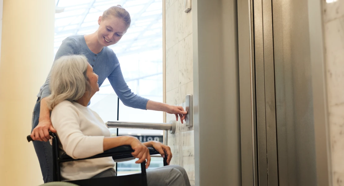 Dos residencias extremeñas cuentan con nuevos ascensores más modernos y adaptados