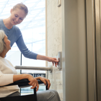 Dos residencias extremeñas cuentan con nuevos ascensores más modernos y adaptados