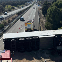 El vuelco de un tráiler cerca de Navalmoral provoca retenciones en la A-5
