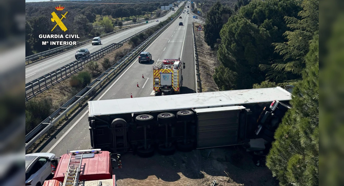 El vuelco de un tráiler provoca retenciones en la A-5