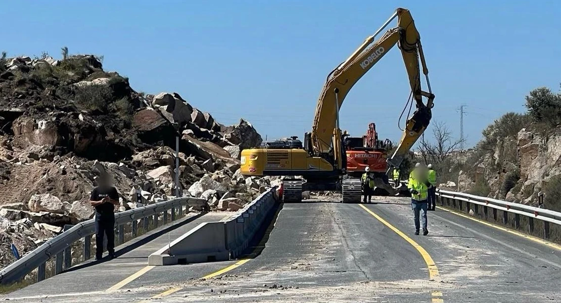 Una voladura obliga a cortar la N-521 en Extremadura