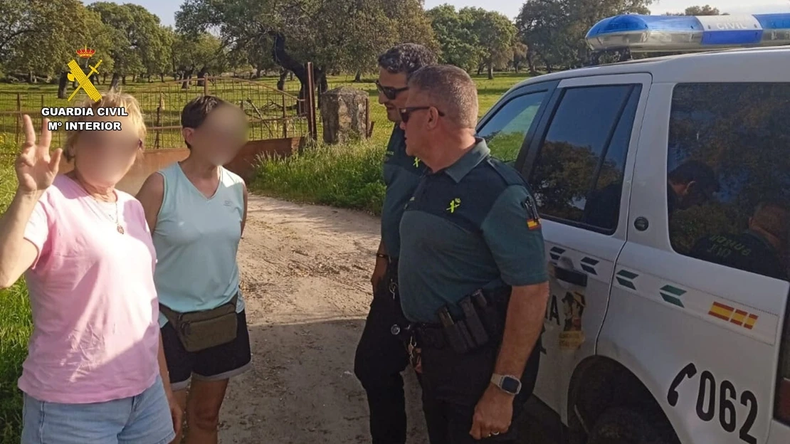 La Guardia Civil auxilia a tres mujeres en una garganta extremeña