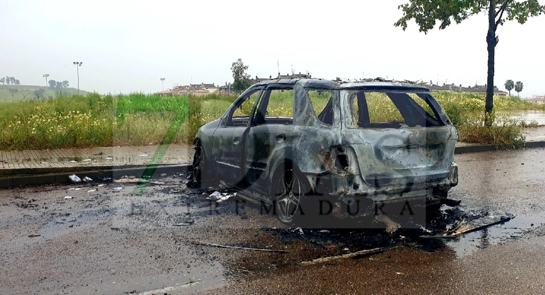 Arden otros tres vehículos durante la madrugada en las calles de Badajoz