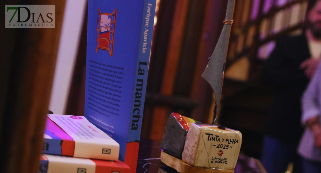 Emoción y literatura en la entrega del 'Tinta y Pluma' a 'La mancha', una novela sobre el colectivo LGTBIQ+
