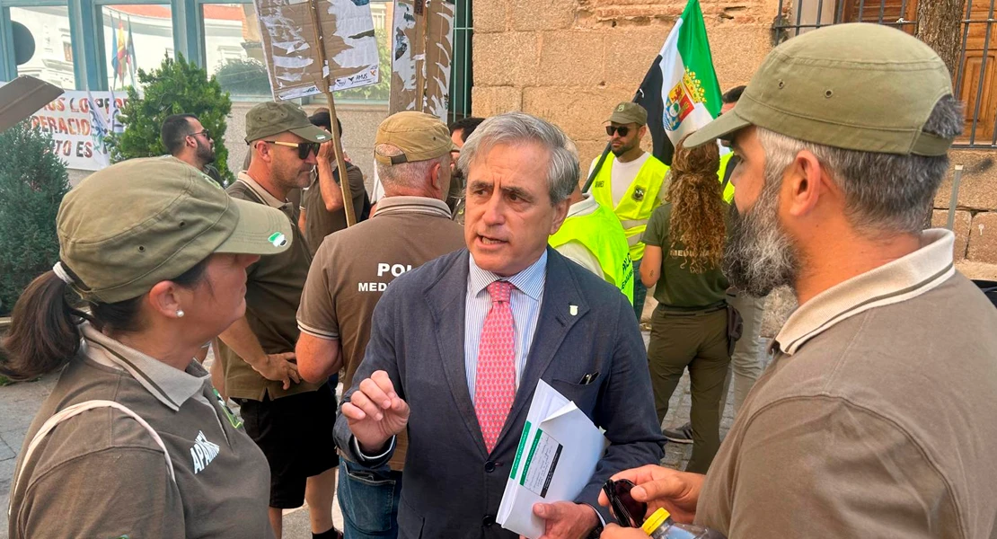 Ignacio Higuero da la cara ante los Agentes del Medio Natural en plena protesta