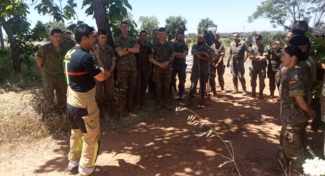 Los bomberos del CPEI instruyen a guardias civiles y militares para posibles incendios