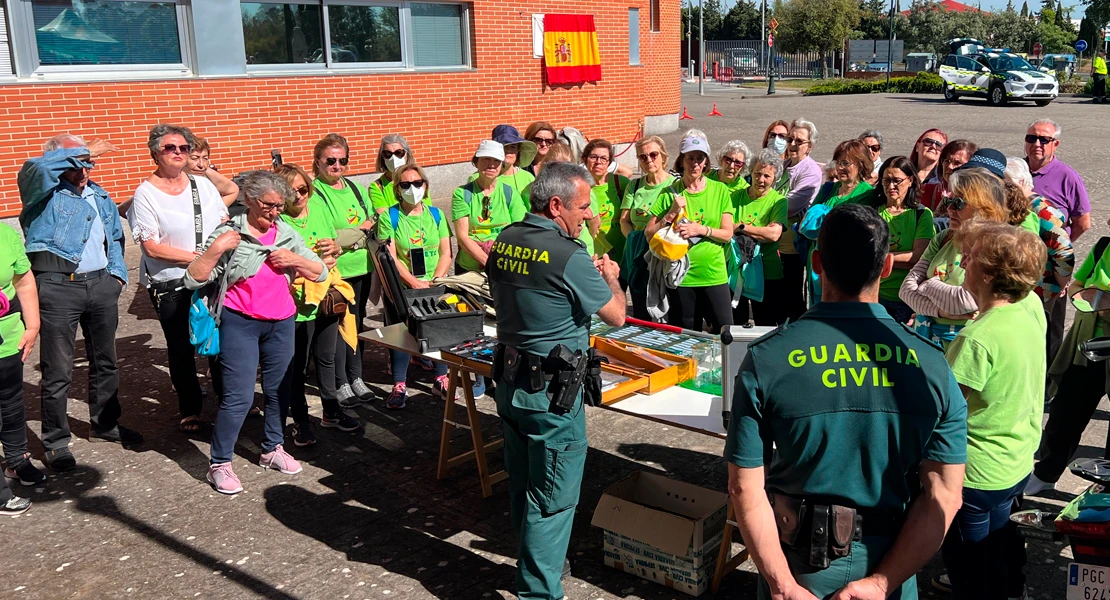 La Guardia Civil de Cáceres despliega su fuerza para los mayores: exhibición con 300 asistentes