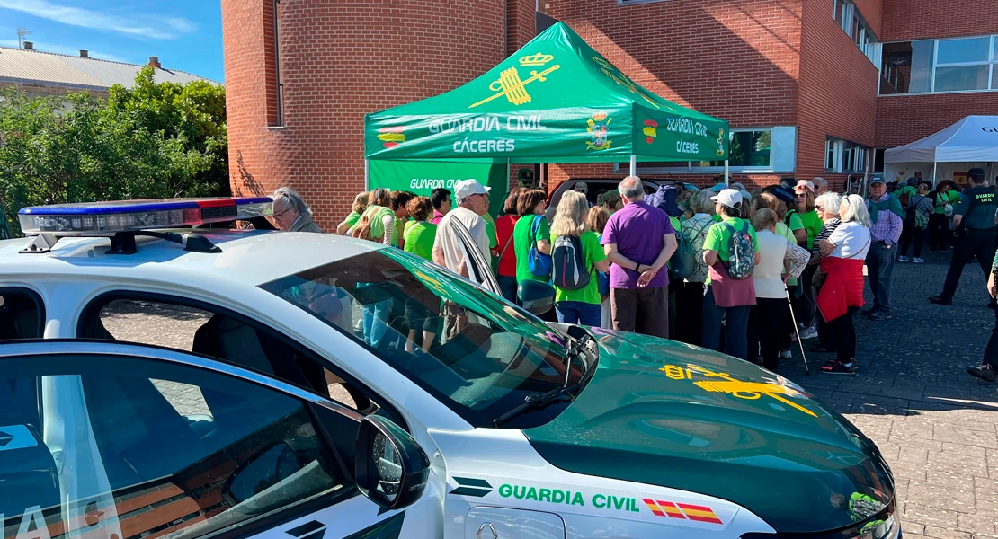 La Guardia Civil de Cáceres despliega su fuerza para los mayores: exhibición con 300 asistentes