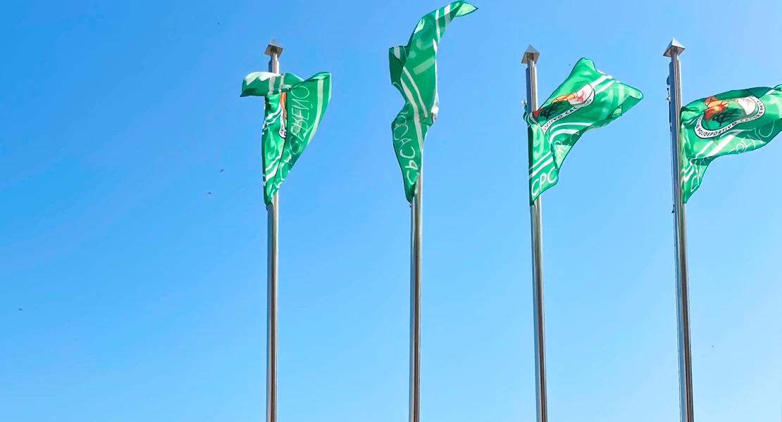 El Ayuntamiento de Cáceres iza la bandera del Cacereño y activa un dispositivo especial para el partido del ascenso