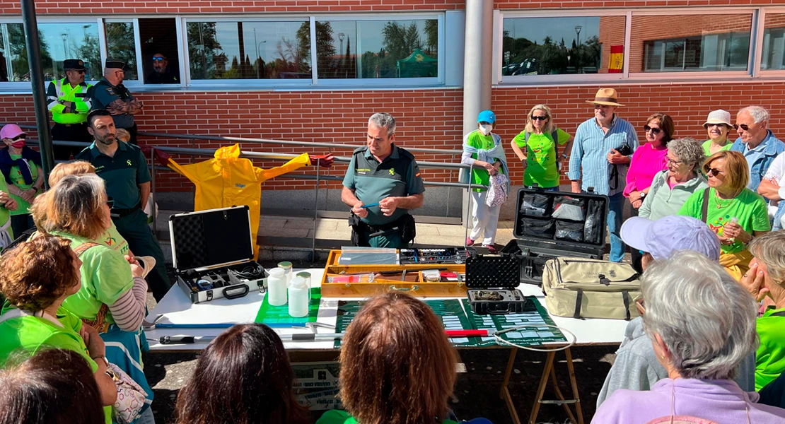 La Guardia Civil de Cáceres despliega su fuerza para los mayores: exhibición con 300 asistentes