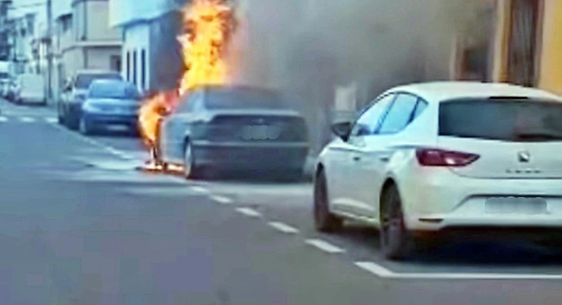 Arde un vehículo en plena vía pública en Don Benito (BA)