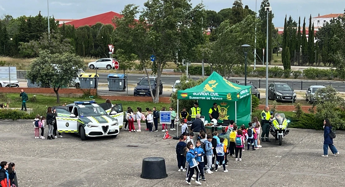 La Guardia Civil de Cáceres acerca su labor a 750 escolares con una macroexhibición de medios