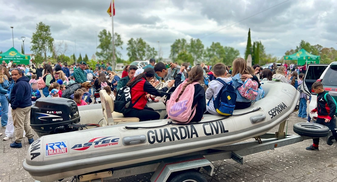 La Guardia Civil de Cáceres acerca su labor a 750 escolares con una macroexhibición de medios