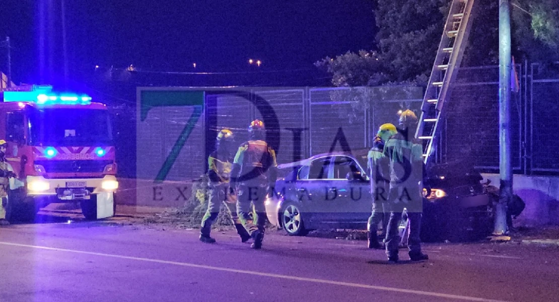 Se empotra contra una farola en Plasencia durante la madrugada