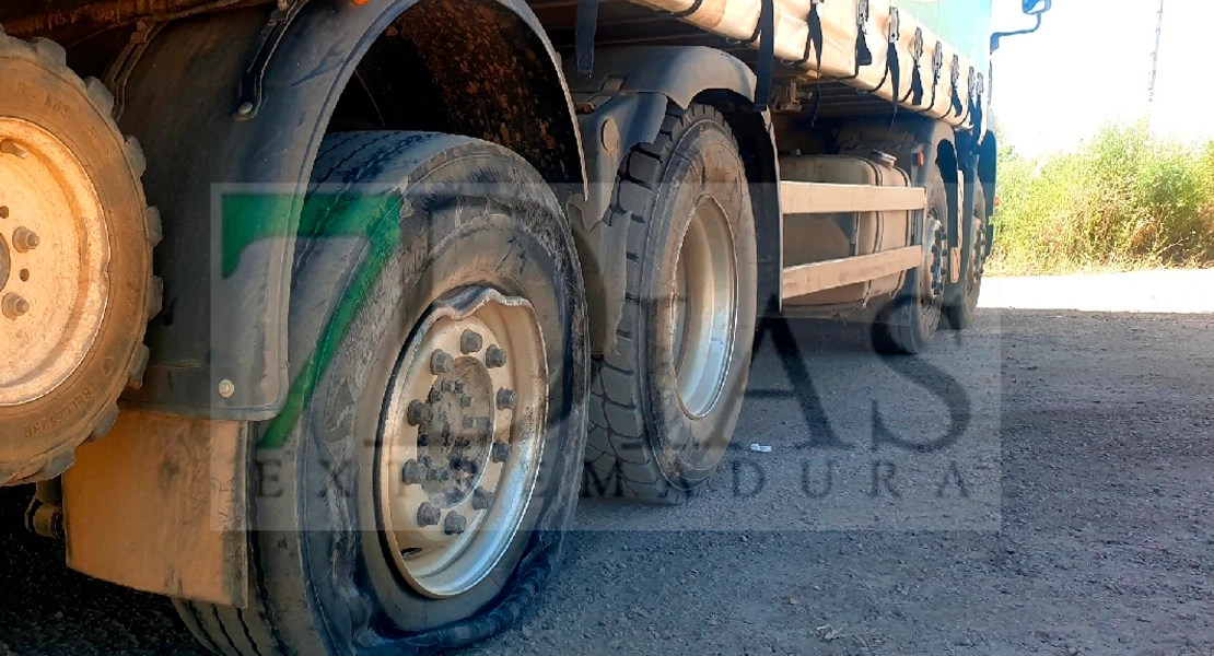 Siniestro vial en la provincia de Badajoz: se empotra contra un camión en la N-523