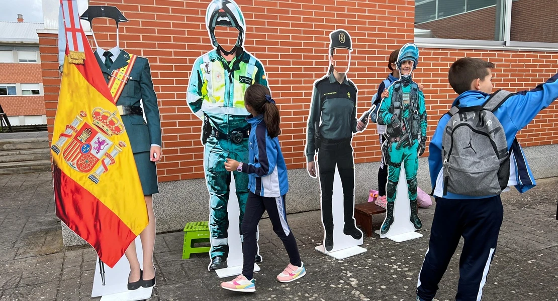 La Guardia Civil de Cáceres acerca su labor a 750 escolares con una macroexhibición de medios