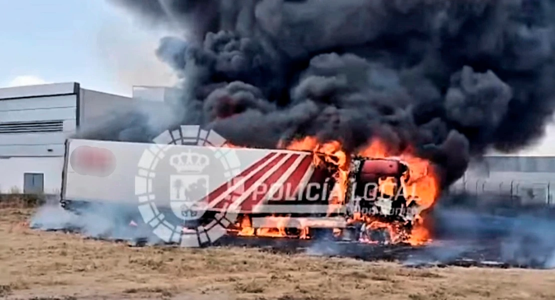 Gran columna de humo en Don Benito tras el incendio de un camión