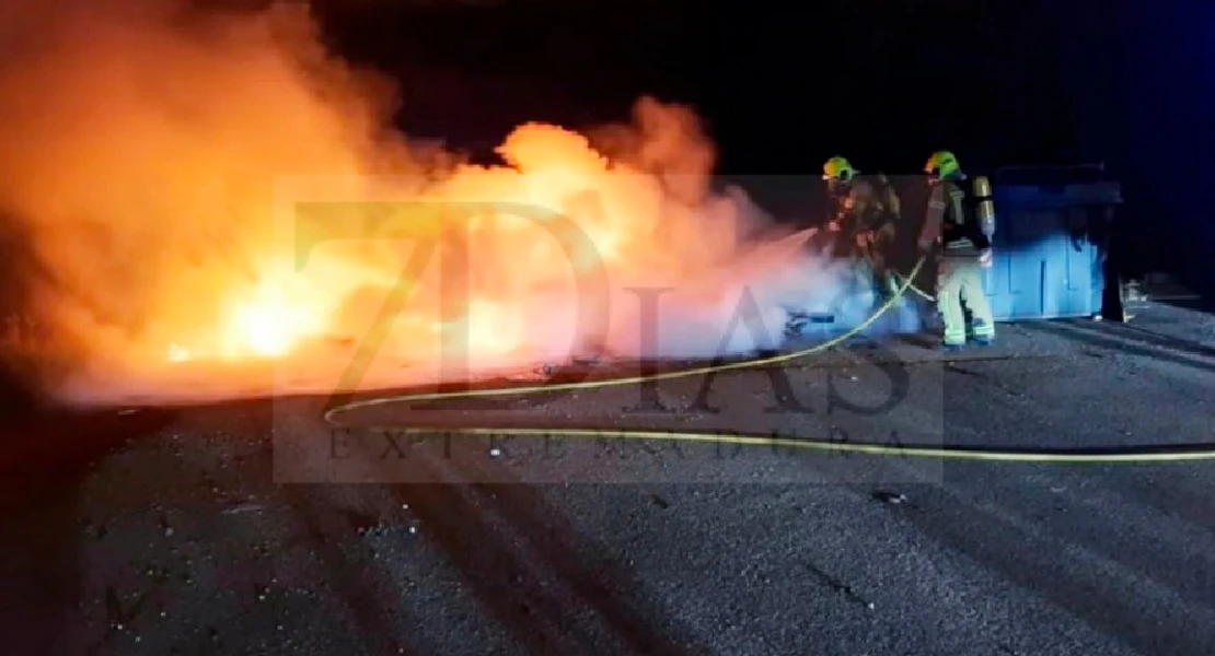 Bomberos y policía intervienen en un incendio en el barrio cacereño de Aldea Moret