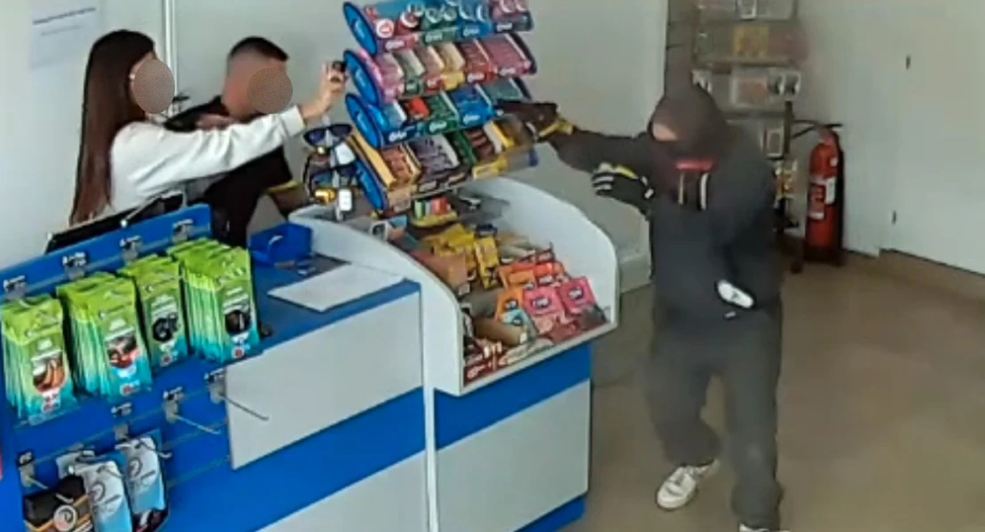 Intenta atracar una gasolinera a punta de pistola y los trabajadores se lo impiden