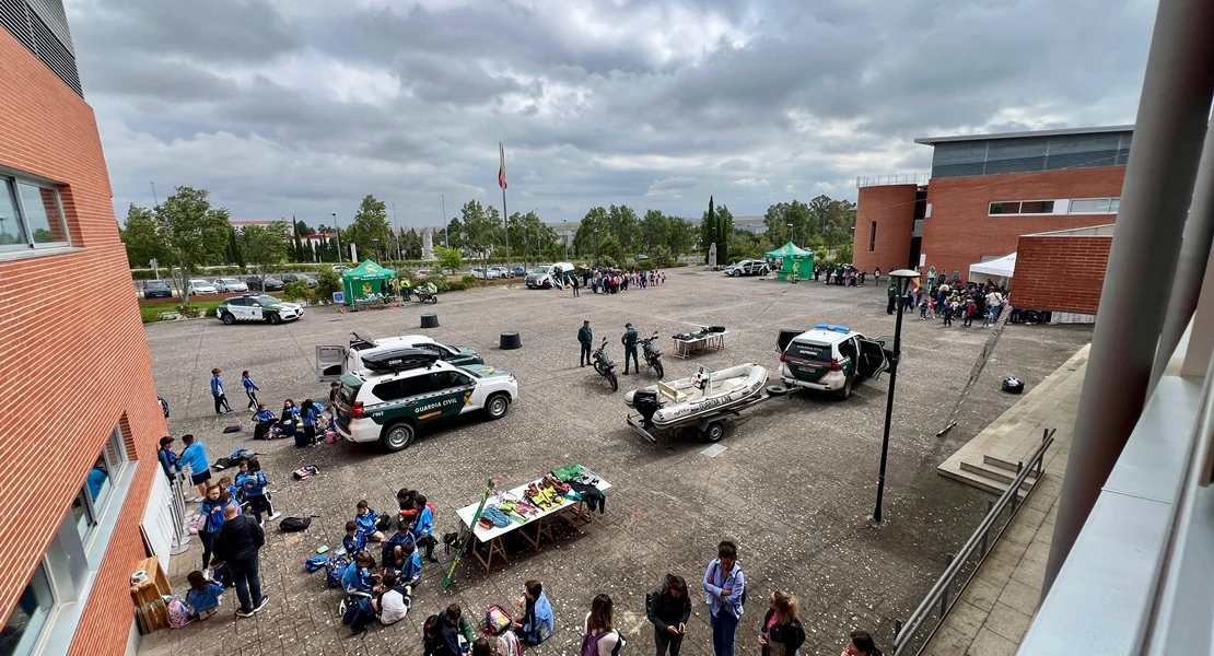 La Guardia Civil de Cáceres acerca su labor a 750 escolares con una macroexhibición de medios