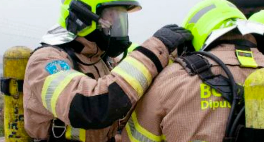 Un incendio fortuito calcina un turismo en la N-110 y paraliza el tráfico durante horas