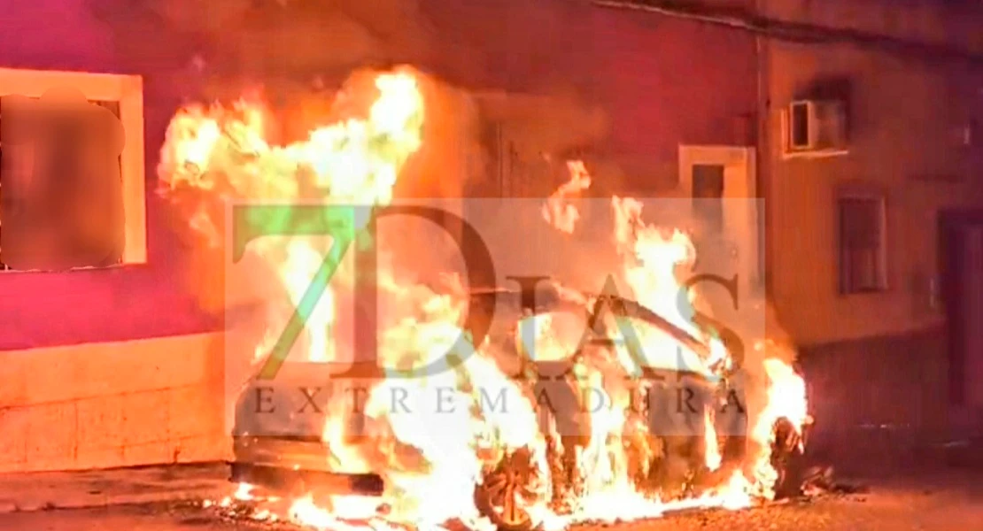 Continúa la epidemia de coches calcinados en Badajoz: arde otro esta madrugada