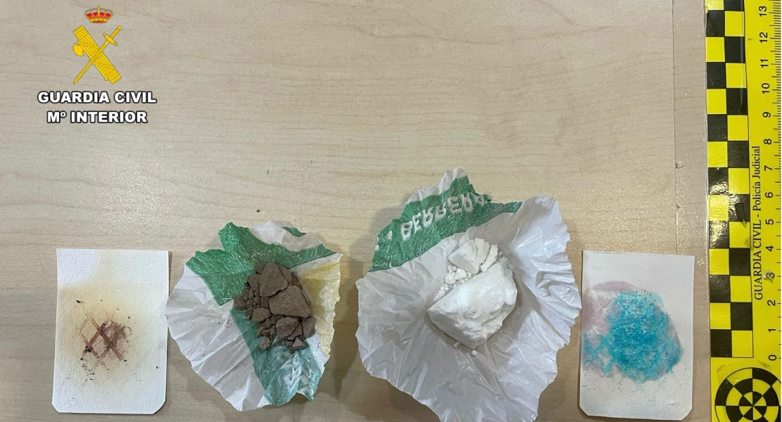 Se percatan de la presencia policial y tiran la droga por la ventanilla en un municipio cacereño