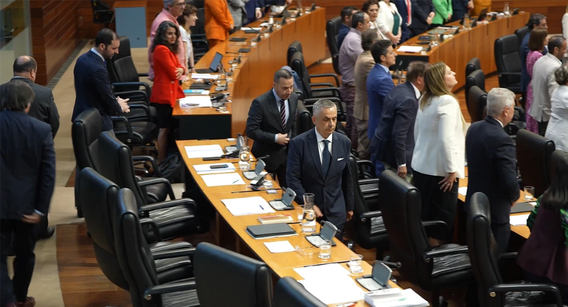 VOX abandona el hemiciclo extremeño en la toma de posesión de Gallardo