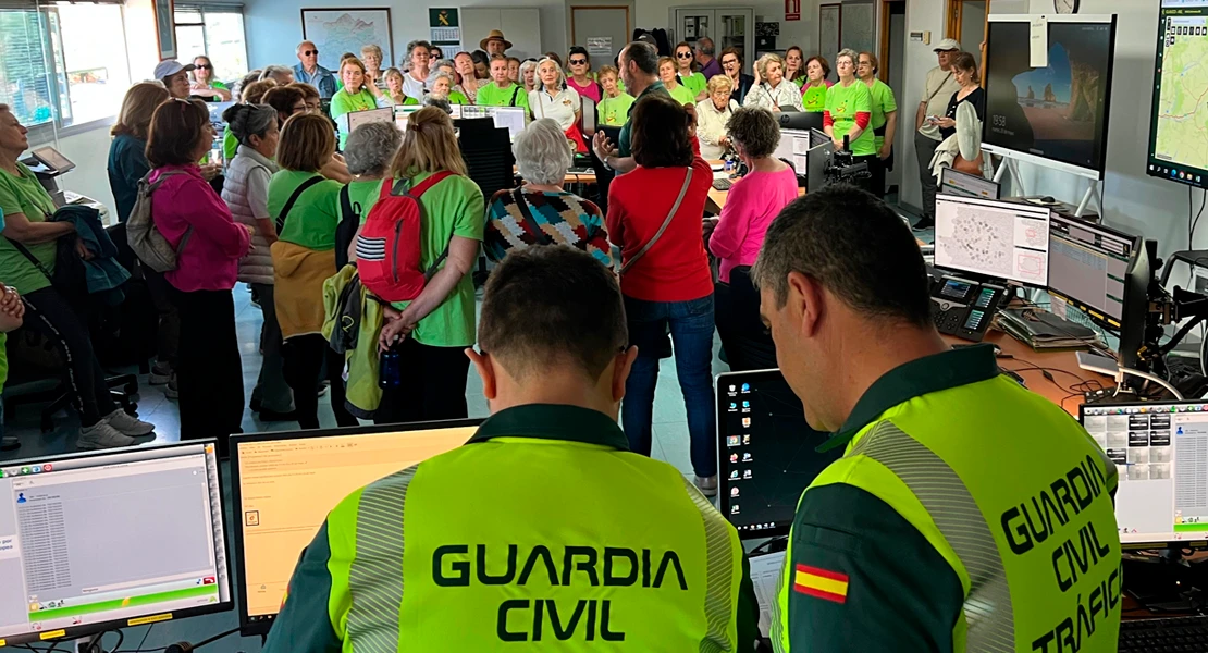 La Guardia Civil de Cáceres despliega su fuerza para los mayores: exhibición con 300 asistentes