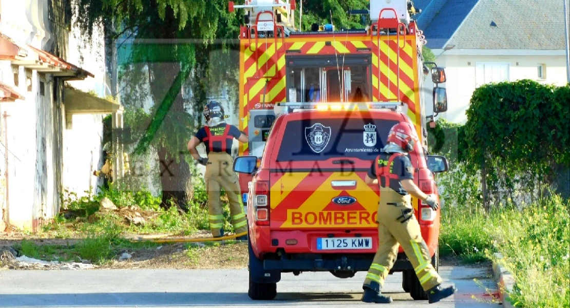 Un amplio dispositivo acude a un incendio en Badajoz