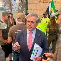 Ignacio Higuero da la cara ante los Agentes del Medio Natural en plena protesta
