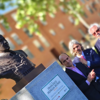 Homenajean a Francisco Pedraja a través de esta obra en Badajoz