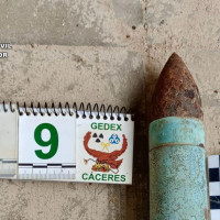 Un TEDAX desactiva un proyectil en el interior de una vivienda cacereña