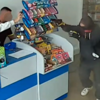 Intenta atracar una gasolinera a punta de pistola y los trabajadores se lo impiden