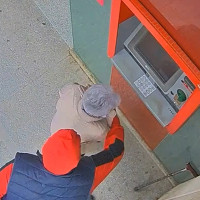 Atraca a una mujer cuando sacaba dinero en un cajero: hay imágenes del momento
