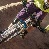 200 pilotos de BMX de distintas nacionalidades se miden las caras en el circuito de Badajoz