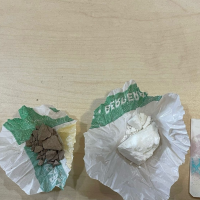 Se percatan de la presencia policial y tiran la droga por la ventanilla en un municipio cacereño