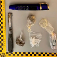Una mujer intenta introducir teléfonos, una navaja y droga en la cárcel de Cáceres