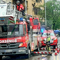 Bomberos trabajan en un desprendimiento en altura en Badajoz
