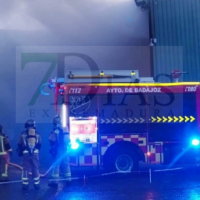 Un gran dispositivo de bomberos trabaja en un incendio en el EcoParque de Badajoz